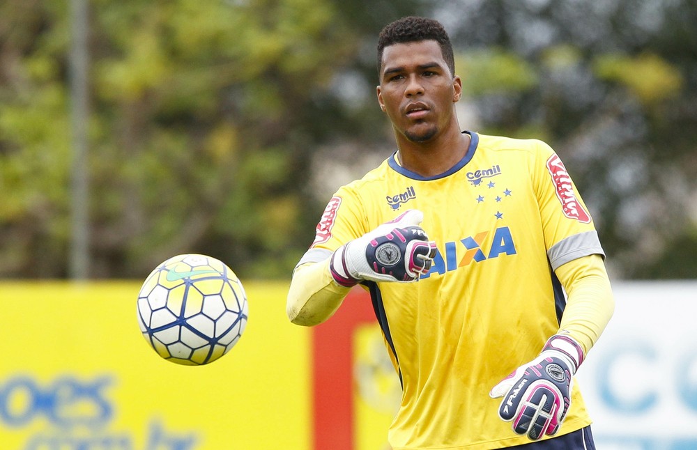 Cruzeiro contrata goleiro Elisson, que passou por drama familiar