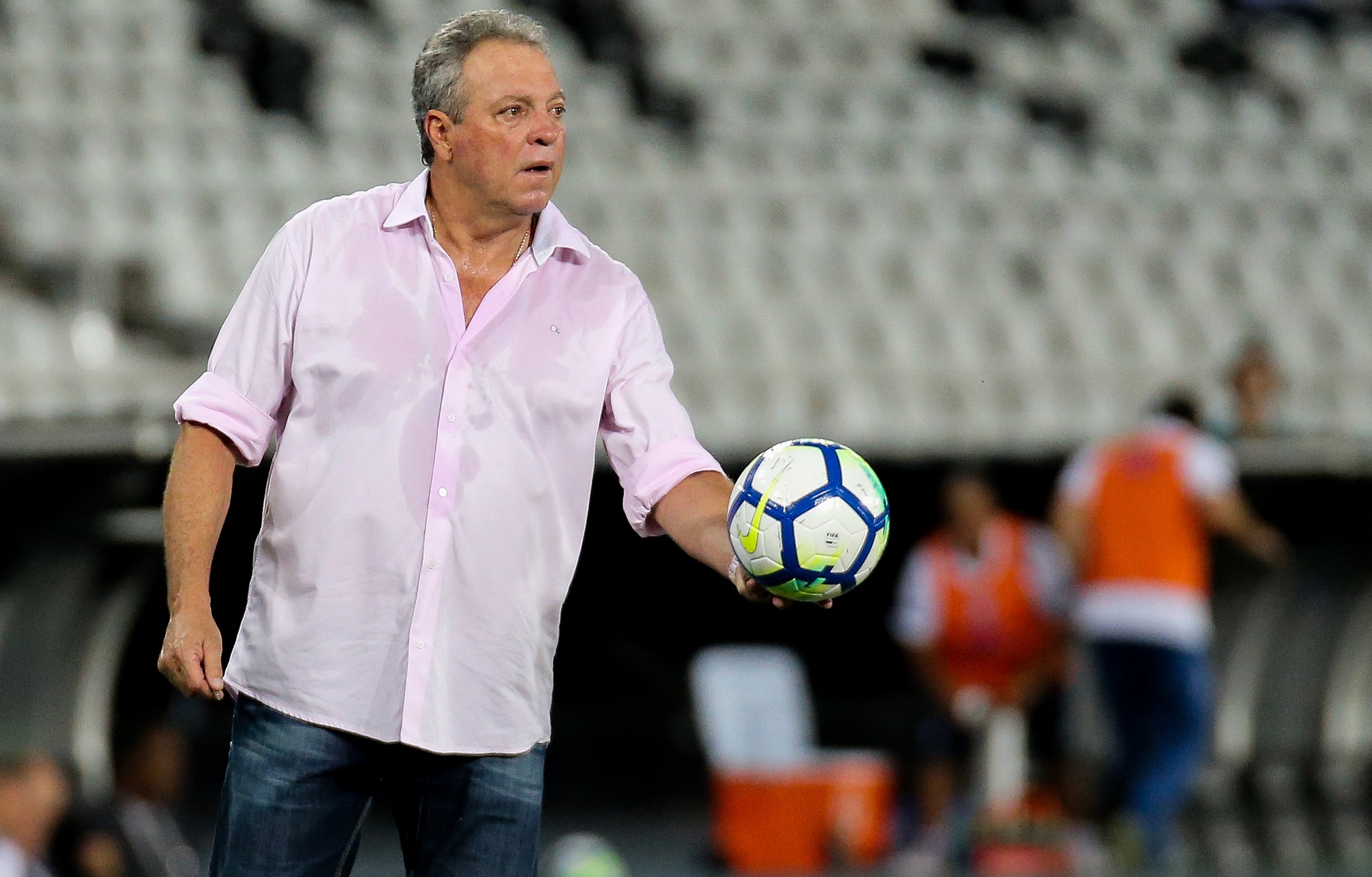 Renato não coloca prazo para resposta de Abel e diz que Santos tem outras opções