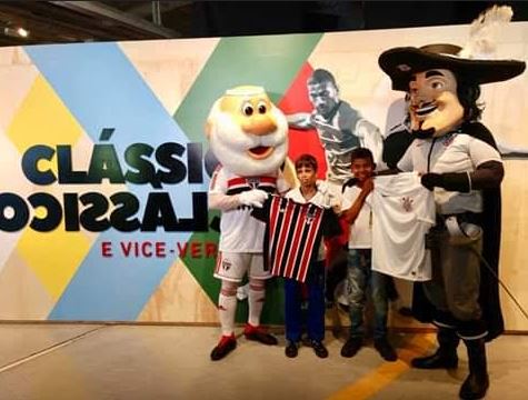 Torcedores mirim prega paz no futebol.