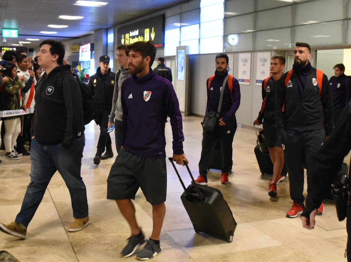 Recebido por torcedores em aeroporto, River está em Madri para final com o Boca