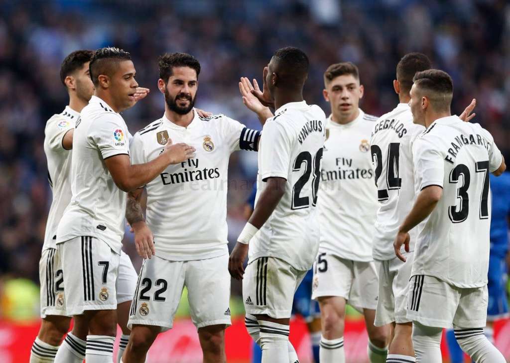Vinícius Júnior comemora com os companheiros um dos gols do Real Madrid