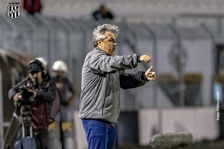 Vitória descarta ex-técnico da Ponte e se aproxima de ex-Chapecoense