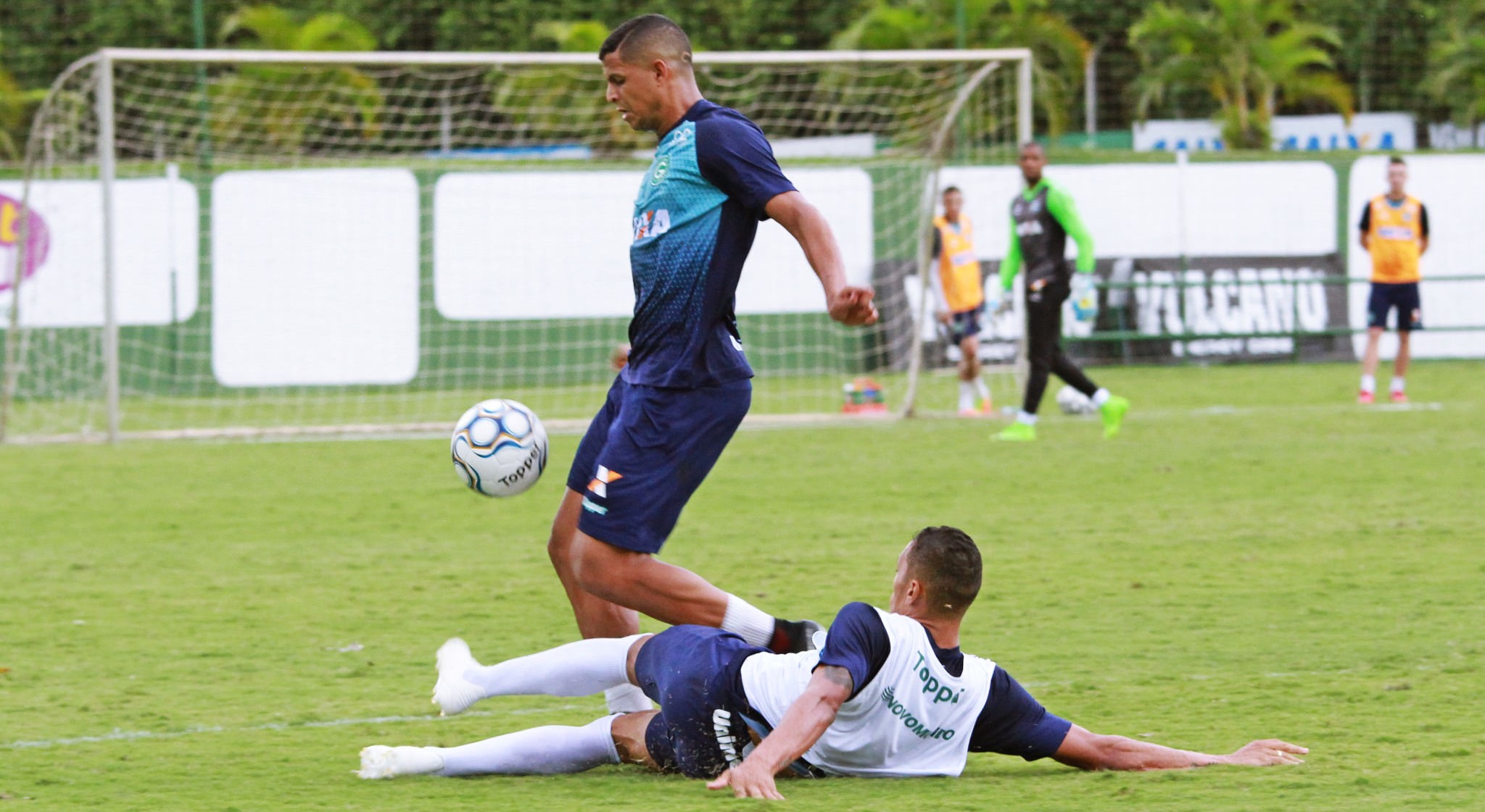 Artilheiro pede aumento de 300% e fica distante do Goiás