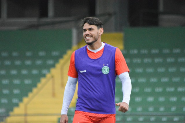 Sem acordo, zagueiro deixa Guarani e pode acertar com Coritiba