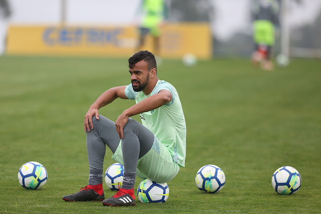 Chapecoense inicia conversa com Cruzeiro para segurar zagueiro Fabrício Bruno