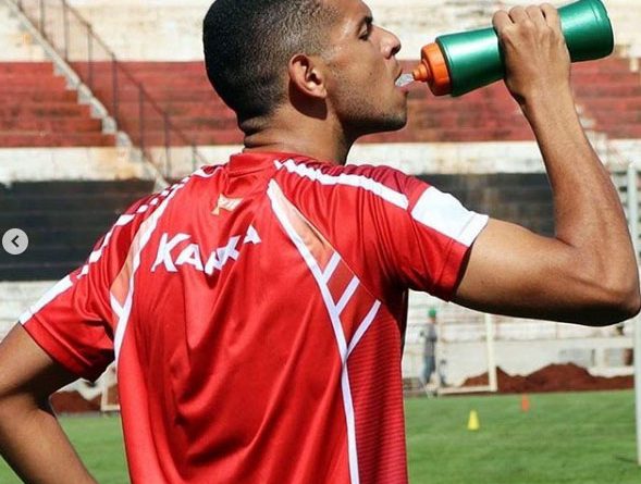 Com passagens na Europa, zagueiro treina no Botafogo e executivo fala sobre reforços