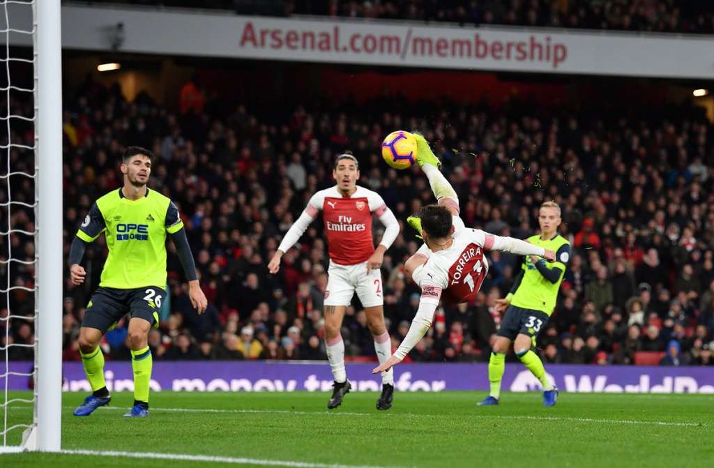 Com gol de voleio no fim, Arsenal bate Huddersfield e assume o 3ª lugar do Inglês