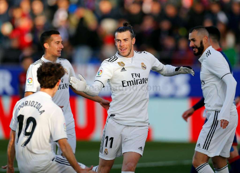 Jogadores do Real Madrid comemoram o gol que levou o time para a quarta colocação do campeonato