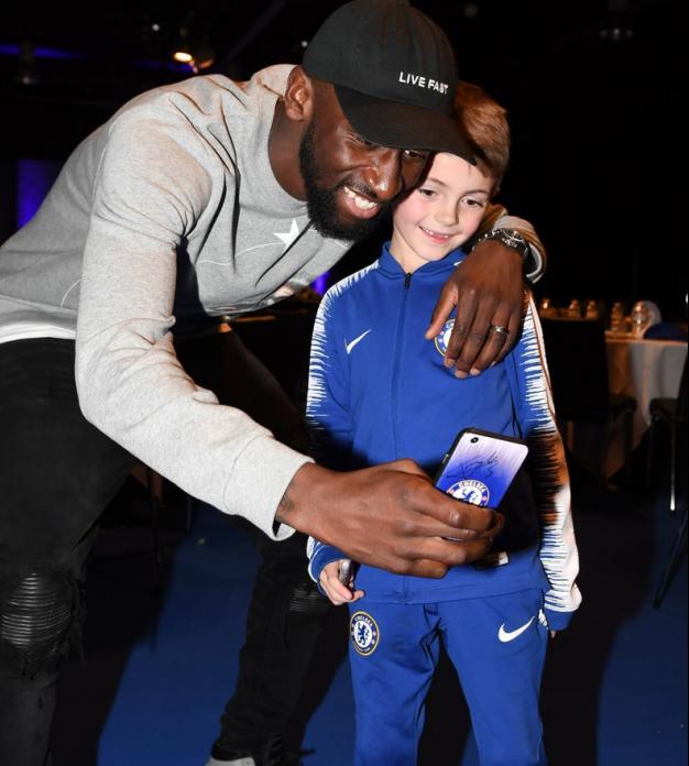 Inglês: Chelsea suspende quatro torcedores por ofensas racistas a Sterling