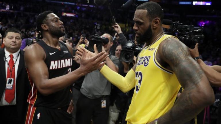 Basquete: LeBron se ‘despede’ do amigo Wade com vitória do Lakers sobre o Heat