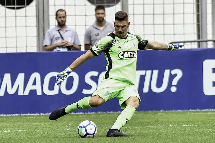 João Ricardo, goleiro e destaque no América-MG, deve assinar com o Goiás