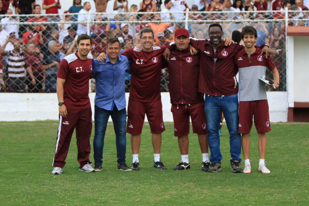 Comissão técnica liderada pelo técnico Alex Alves e pelo Diretor de Futebol Vitor Faustino (Foto: Marcelo Germano/ C A Juventus)
