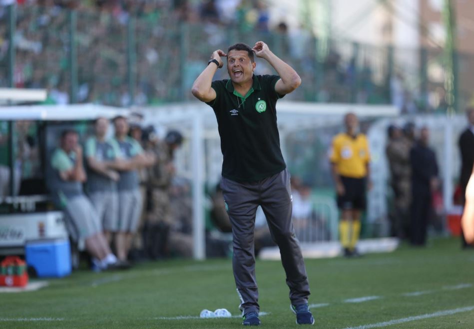 Catarinense: Cláusula é ativada e técnico permanece na Chapecoense