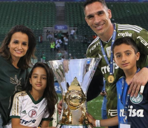 Prass critica participação de Bolsonaro na premiação do título: 'Nem peguei na taça'