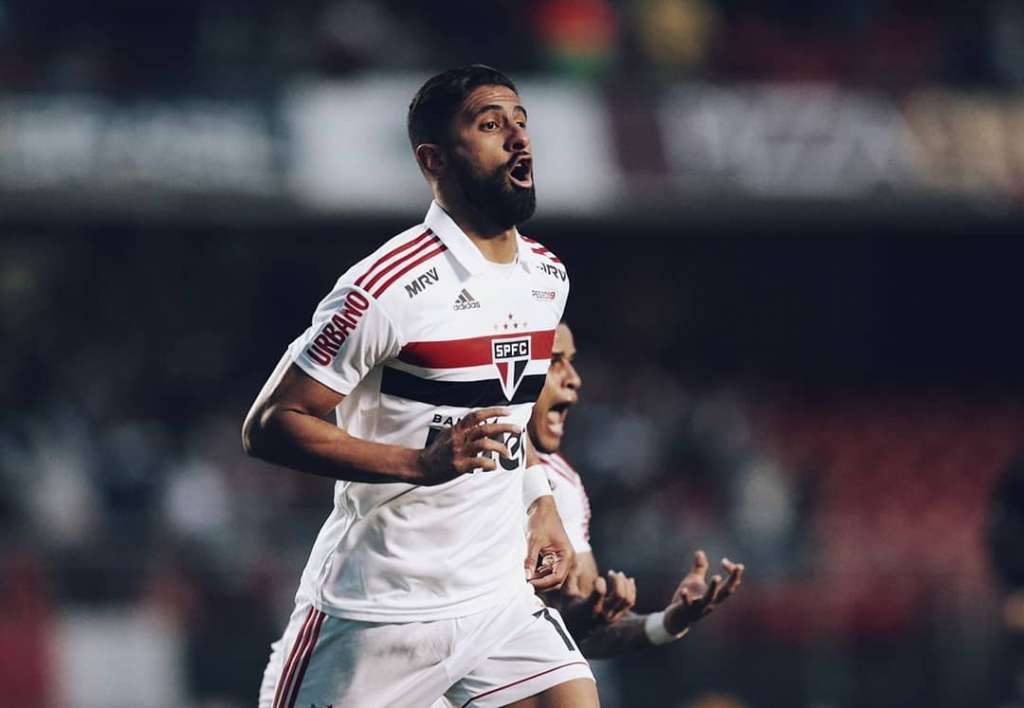 São Paulo pode usar Tréllez para contratar Victor Ferraz, lateral do Santos