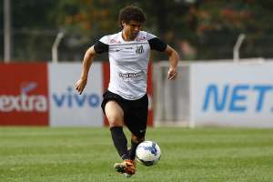 Lateral Victor Ferraz desperta interesse dos rivais e pode deixar o Santos