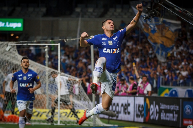 Dirigente do Cruzeiro revela propostas do Corinthians por Thiago Neves e Sassá