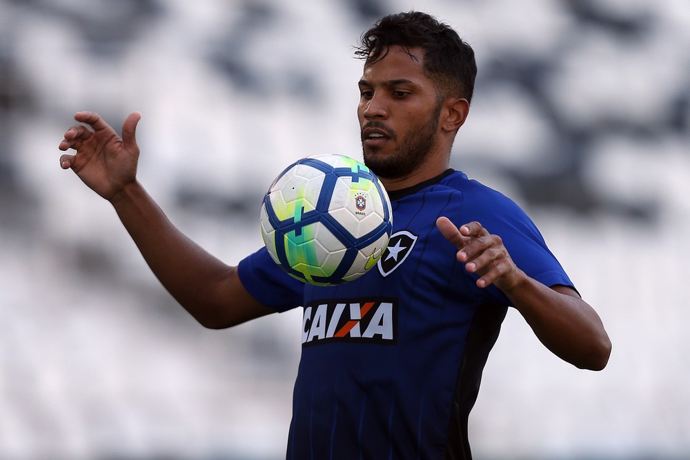 Goiano: Goiás fecha com zagueiro do Corinthians e destaque do Vila Nova