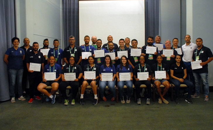 Treinadores e membros de comissões técnicas que participaram do Curso de Aperfeiçoamento de Treinadores de Categorias de Base elaborado pela Conmebol e supervisionado pela CBF - Israel de Oliveira e Luciano Claudino