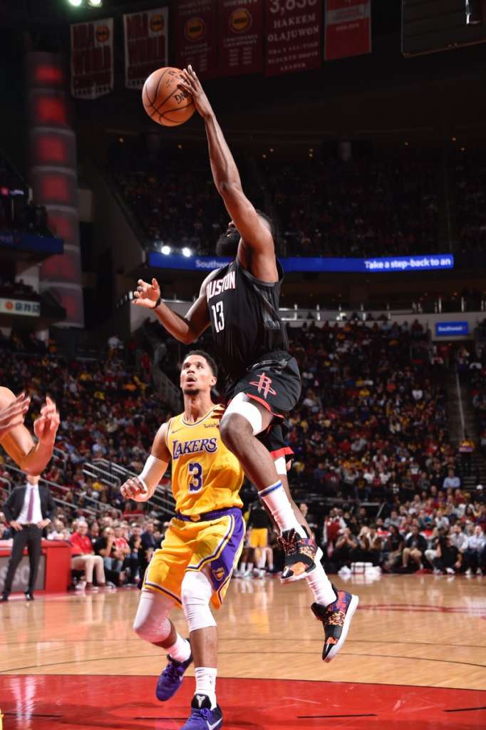 Harden faz 50 pontos, Rockets bate Lakers e Nenê é expulso