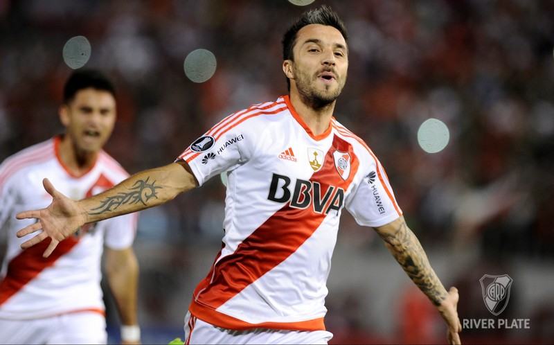 Recuperado, Scocco treina com companheiros e pode reforçar o River na estreia