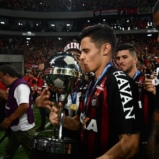A caminho do Palmeiras, Raphael Veiga dá adeus ao Athletico-PR: ‘Missão cumprida’
