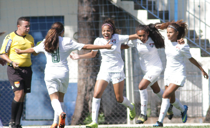 Calazans, do Fluminense-RJ, comemora com as amigas a vitória, no pênaltis, sobre o Internacional0-RS. - Divulgação