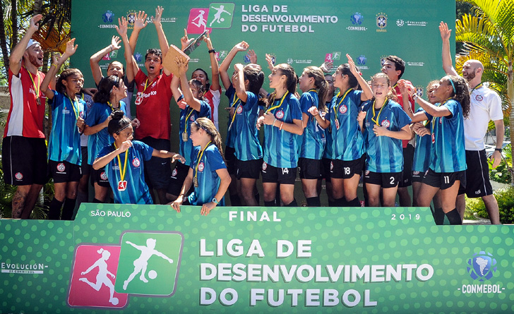 O Centro Olímpico ficou com o caneco de Campeão da Categoria Sub 14 Feminino após vencer o Fluminense-RJ nos pênaltis - Israel de Oliveira e Luciano Claudino