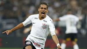 Pedrinho empolga torcida, mas ainda gera desconfiança no Corinthians