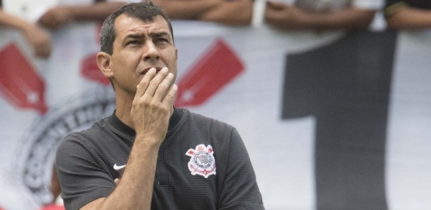 Festejado por corintianos em aeroporto, Carille exalta ‘responsabilidade grande’