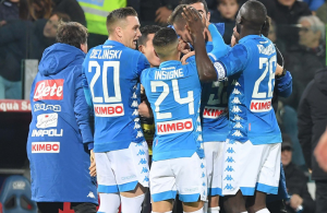 ITALIANO: Polonês faz golaço no fim, Napoli bate Cagliari e reduz vantagem da Juve no topo