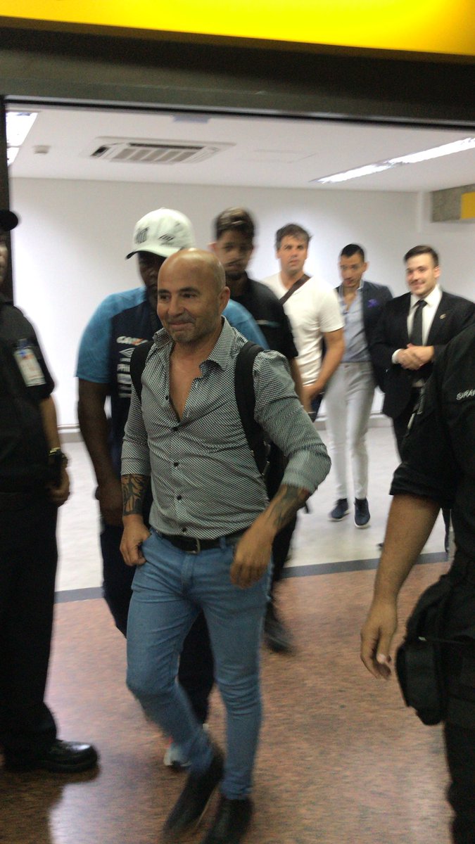 Antes de assinar acordo, Sampaoli é festejado pela torcida do Santos em aeroporto