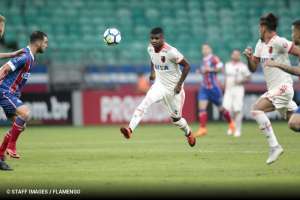 Flamengo encaminha acerto com Miranda e Gabriel, mas teria que ceder Lincoln