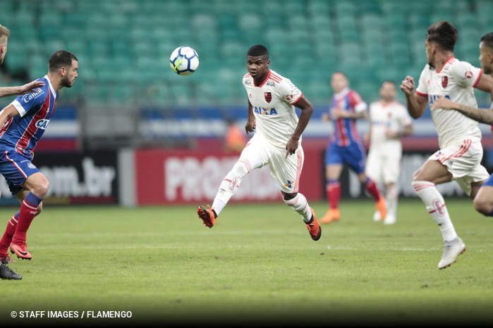 Flamengo encaminha acerto com Miranda e Gabriel, mas teria que ceder Lincoln