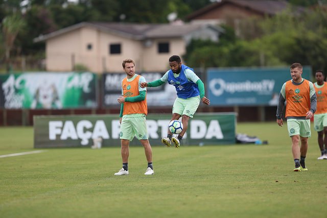 Catarinense: Ex-atacante da Chapecoense espera resolver futuro: “Vamos analisar”