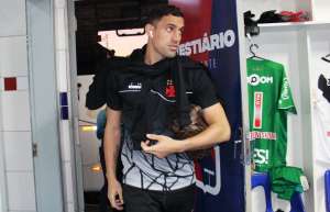 Vasco perde goleiro para o Paraguai e se aproxima de meia ex-Corinthians