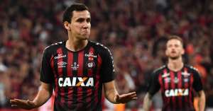 Após Flamengo desistir, São Paulo bate martelo por destaque do Athletico
