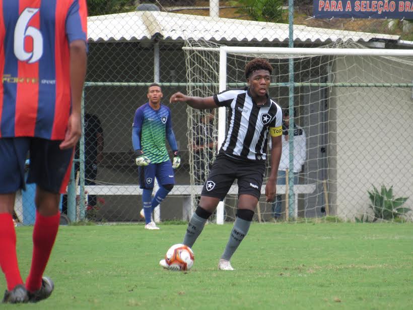 Jóia do Botafogo desperta interesse de grandes clubes no Brasil e exterior