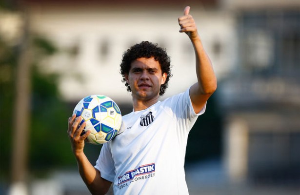Victor Ferraz pode ser negociado com São Paulo, mas Santos espera uma oferta maior