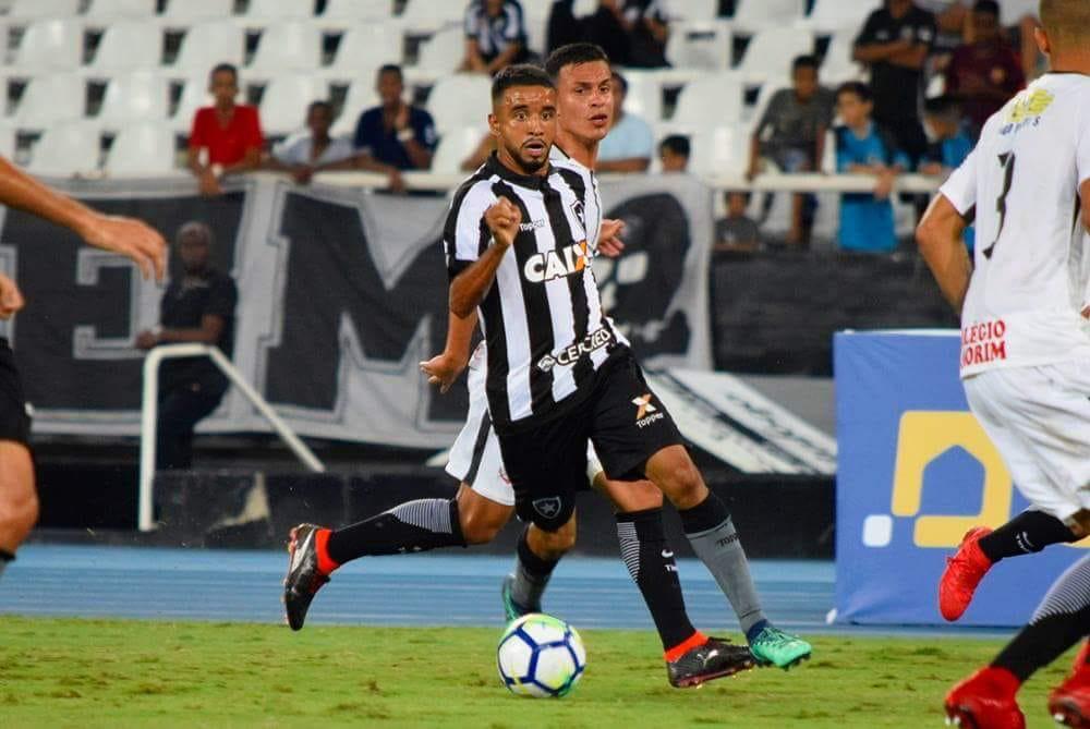 Por Jean e Moisés, Botafogo pode ceder Caio Alexandre ao Corinthians