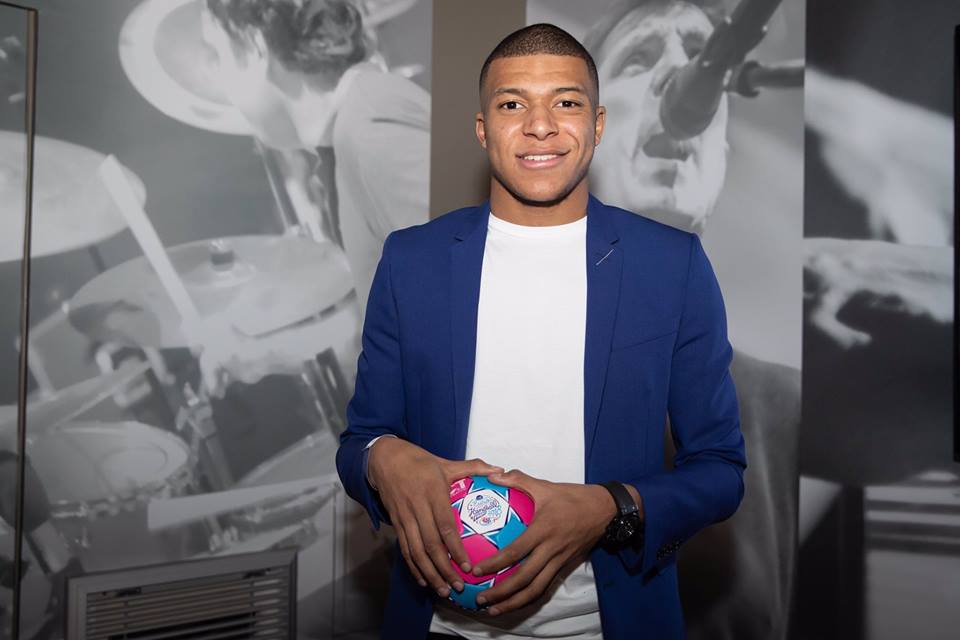 Francês: Estelar, Mbappé completa 20 anos com humildade: ‘Não me sinto extraordinário’