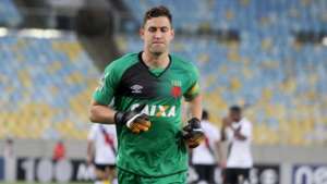 Confirmado no Libertad, goleiro é homenageado pelo Vasco em despedida