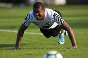 Sem camisa nove, Ponte Preta segue sonhando com Rodrigão, atacante do Santos