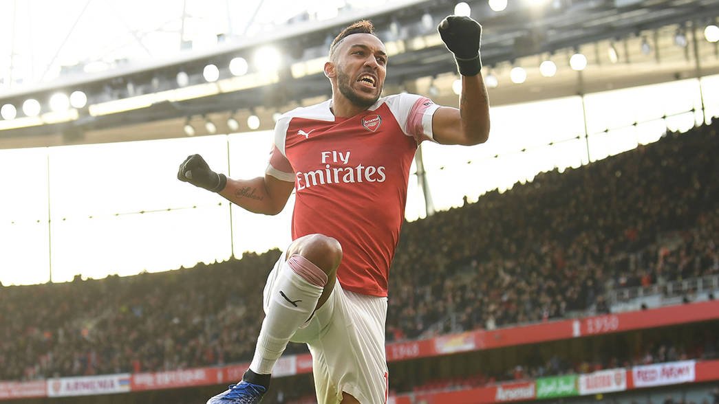 INGLÊS: Com 2 gols de Aubameyang, Arsenal bate o Burnley e pressiona o Chelsea