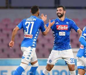 ITALIANO: Napoli vence e mantém perseguição à Juventus; Milan perde e deixa G4