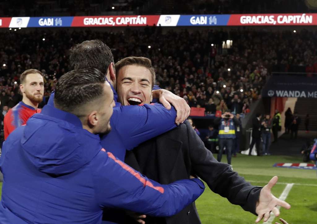 Atlético de Madrid derrota o Espanyol e segue na cola do Barcelona