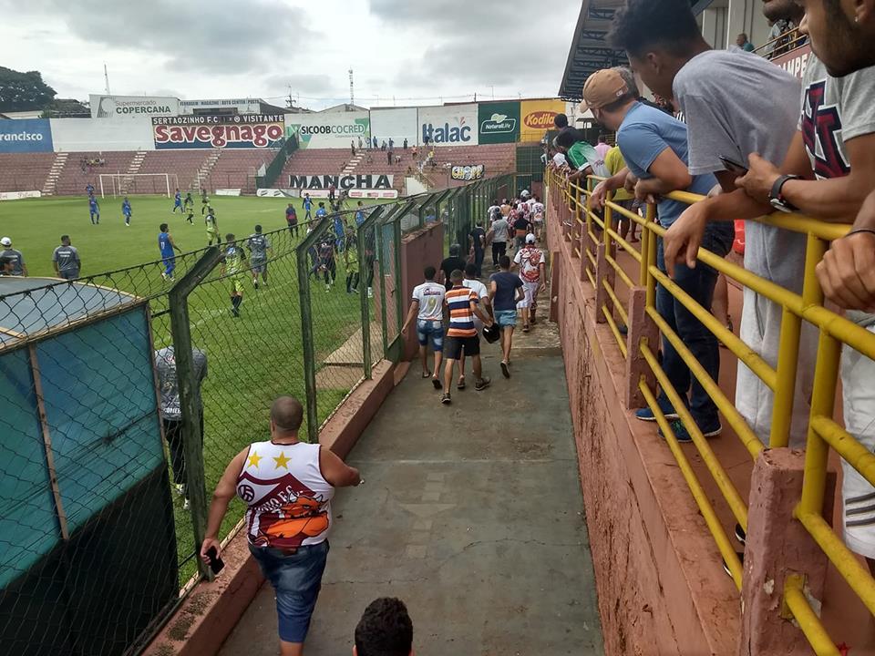 Espectador, Fábio Carille deixa jogo após briga de torcidas em Sertãozinho