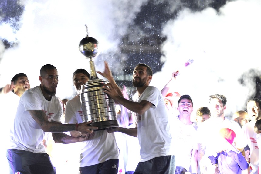 River chega a Buenos Aires com taça da Copa Libertadores