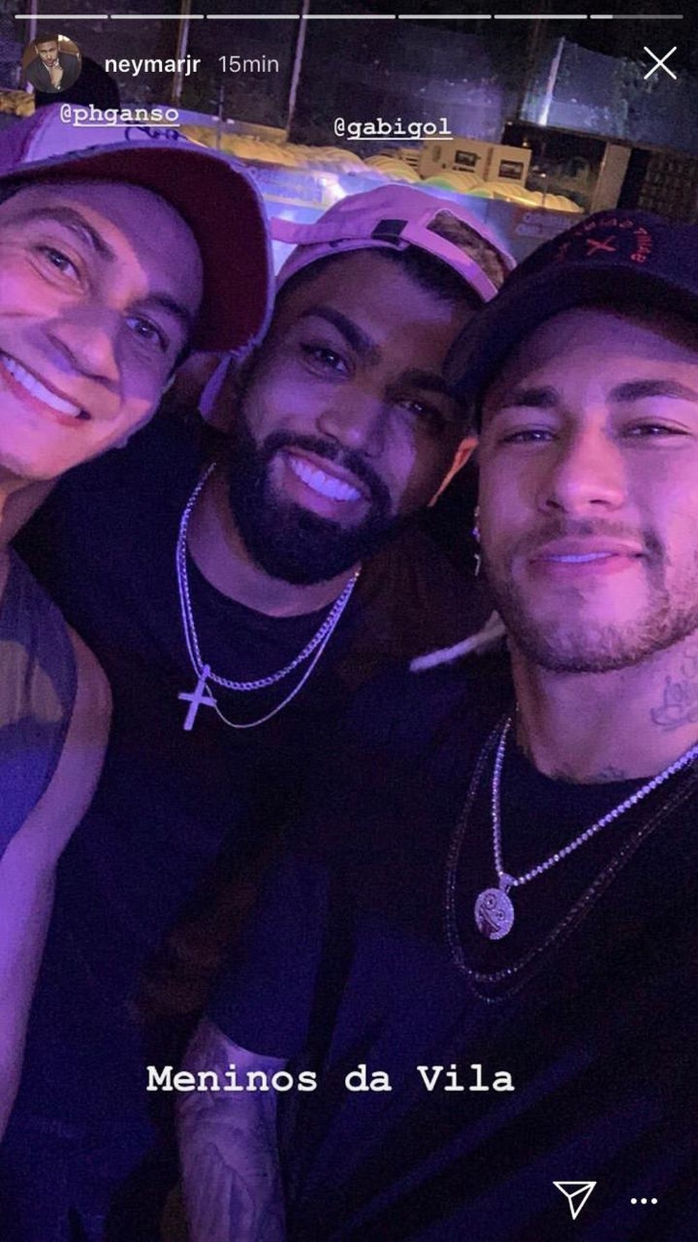 Neymar e Gabigol cantam hino do Santos em show de pagode