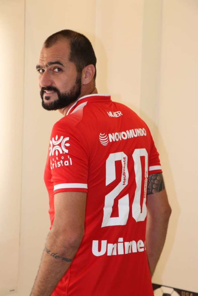 Danilo com a camisa do Vila Nova